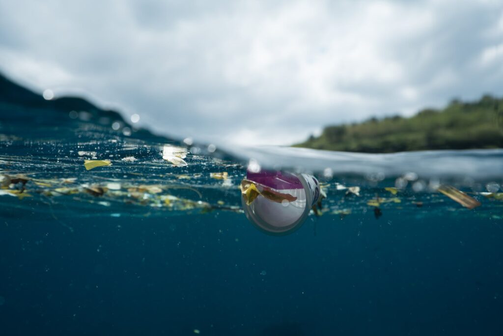 海岸漂着ゴミの25％が日本から発であることを日本の海ゴミ調査の生徒が出雲にやった