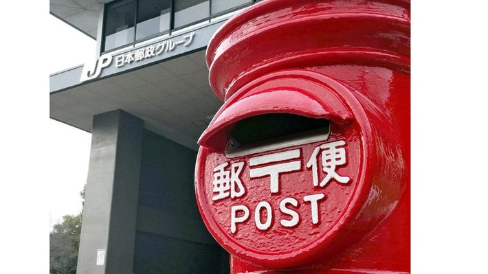 驚愕！カラスが郵便物を奪い去った！受取人は誰？日本郵便も困惑中！