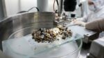 リュウグウの砂に太古の「濃い塩水」痕跡、生命の材料を濃縮か　京大など解明